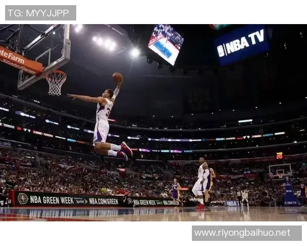 快攻反击中一打四！隔扣四名防守人！NBA年度最佳扣篮来了！